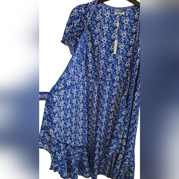 New with tags Max Studio Floral Blue Wrap Dress - Picture 5 of 5